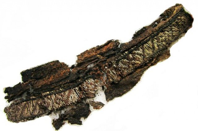 Один из раскопанных фрагментов, сделанных из тонкой шелковой и серебряной нити