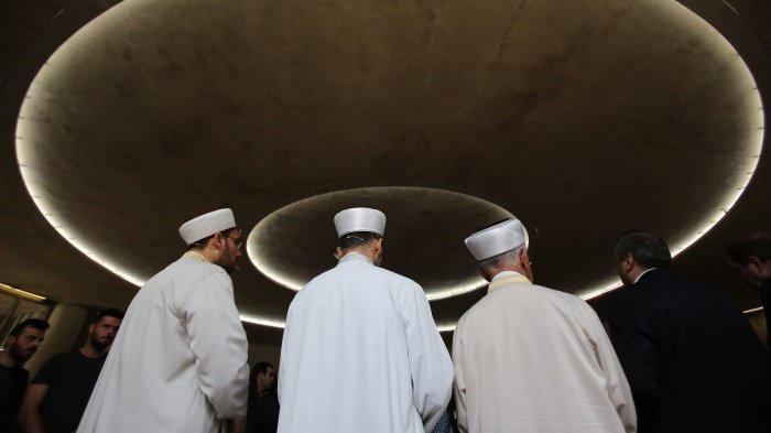 Имамов будут готовить католические университеты Бельгии. 